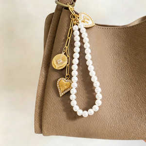 Breloque de sac en chaîne de perles blanches avec maillon doré et pendentif cœur en strass pour femme, idéale pour le quotidien - Product Image 3
