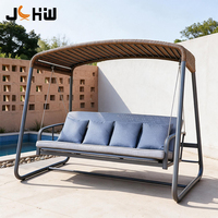 Fauteuil balançoire de luxe moderne en rotin 4 places pour extérieur, avec cadre en aluminium, hamac, auvent et bande LED solaire pour parc et cour.