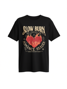 T-shirt Slow Burn Book Club a maniche corte, girocollo, 100% cotone, stampa logo Romance Reader sul davanti, taglie forti da donna - Product Image 1