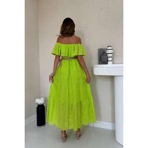 Robe longue en mousseline brodée vert lime, épaules dénudées, coupe trapèze, taille naturelle, respirante - Product Image 1