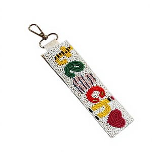 Porte-clés en toile brodé et perlé fait main, motif pomme et lettres arc-en-ciel pour enseignant, forme rectangulaire unique, fermoir doré, textile - Product Image 4