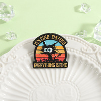 Broche en émail drôle avec citation sarcaste de chat noir, badge de revers, bijou, cadeau pour amis : 'C'est bien, je suis bien, tout va bien'
