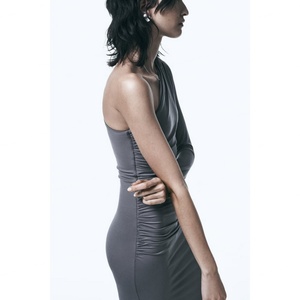 Nuevo Producto: Vestido Ajustado con Hombros Caídos Asimétricos y Plisados - Product Image 5