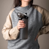 Bouteille d'eau minimaliste écologique personnalisable en gros avec paille et capsules aromatisées, compatible eau bouillante