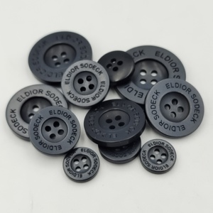 Nhà Máy Trực Tiếp Kích Thước Khác Nhau Thiết Kế Nhựa Nhựa Màu Đen 4 Lỗ Vòng Khắc Biểu Tượng Quần Áo Áo Len Nút - Product Image 1