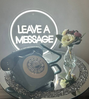 Cabine téléphonique blanche avec livre d'or audio et vidéo, cabine téléphonique londonienne pour la décoration d'événements de mariage