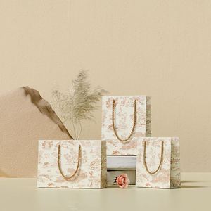 Sac de shopping en papier kraft personnalisé imprimé de luxe classique durable avec poignées en ruban - Product Image 4
