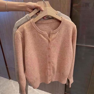 Tendencias Nuevo cuello en V suelto y corto con un suéter pequeño sobre la parte superior - Product Image 4