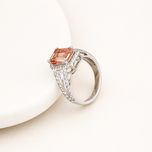 Bague halo en diamant taille émeraude orange cultivé en laboratoire avec bande pavée à tige fendue en or blanc/rose/jaune 18 carats, bijoux fins sur mesure - Product Image 3