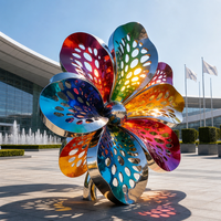 Sculpture florale en acier inoxydable arc-en-ciel, design de pétales de feuilles irisées, décoration artistique pour l'aménagement paysager des places publiques et des jardins