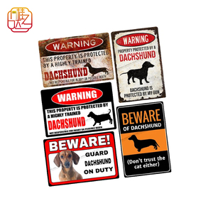 Placa Metálica Vintage de 20x30 cm con Diseño de Perro Salchicha, Letrero de Advertencia Pintado con Serigrafía para Exteriores - Product Image 1