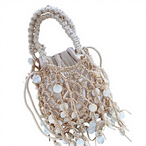 กระเป๋าโท้ทผ้าลินินทอมือแบบเรียบง่ายสไตล์รีสอร์ทชายหาด พร้อมหูหิ้วประดับลูกปัดเงางาม ปิดด้วยเชือกรูด และกระเป๋าถือสานขนาดเล็ก รุ่น Tanjing - Product Image 1