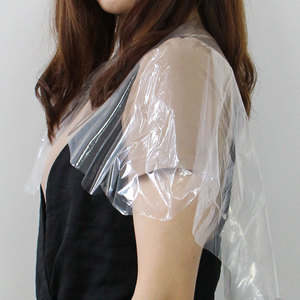 Cape de coiffure jetable à usage unique en PE transparent Casquette de barbier imperméable de style simple pour une utilisation en salon en plastique durable - Product Image 2