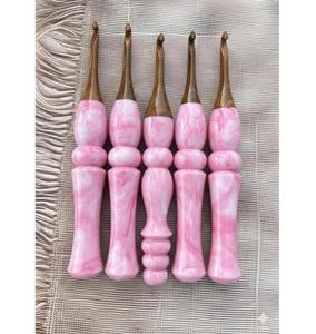 Crochets en résine et en bois durables, surface lisse, design ergonomique léger pour le tricot, le crochet et les projets d'artisanat - Product Image 6