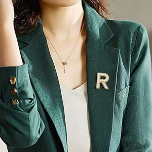 La migliore vendita Unisex nome iniziale elegante lettera spilla di perle parola modesta grandi gioielli alfabeto femminile per regalo di festa di nozze - Product Image 5