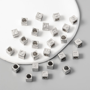 Cuentas de cubo alfabéticas |   Espaciadores de Letras Iniciales de Acero Inoxidable con Baño de Oro y Plata de 18K, 7*7MM, para Fabricación de Joyería, Pulseras y Collares - Product Image 3