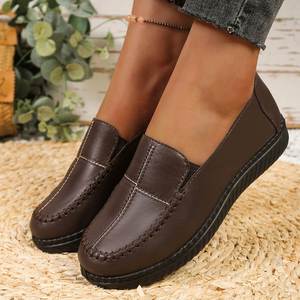 Mocassins pour femmes en cuir véritable bordeaux, design cousu main, souples, à bout fermé, semelle en caoutchouc flexible, confortables, décontractés, style chaussette - Product Image 2