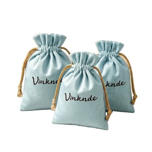 Sac en velours à cordon durable et réutilisable pour bijoux, pochette en daim doux avec logo personnalisé 9x12cm, petit emballage cadeau pour bagues - Product Image 1