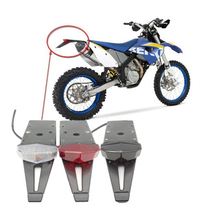 La motocicleta D194 ha sido modificada con guardabarros, luces traseras LED, frenos, matrículas y direccionales integradas a la izquierda y a la derecha. - Product Image 1