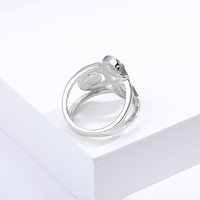 Bague en argent sterling 925 d'inspiration hellénique avec un éclat irisé et des détails de fabrication de clé grecque