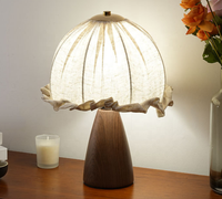 Lampe de table Resort Lodge avec abat-jour en lin plissé effet bulle, socle en noyer, LED 40W pour séjours en cabane et chalet, décoration d'hôtel