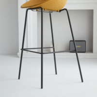 Chine tabouret de bar en plastique jambe en métal chaises conception de chaise de bar nordique avec repose-pieds