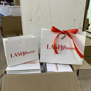 Borsa Regalo di Lusso in Carta Goffrata con Logo Personalizzato, per Shopping e Abbigliamento, con Manico in Nastro Resistente - Product Image 3