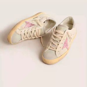 Chaussures de sport plates rétro en cuir vieilli de haute qualité pour femmes et hommes, avec étoiles et étoile à cinq branches, rehaussant la taille - Product Image 3