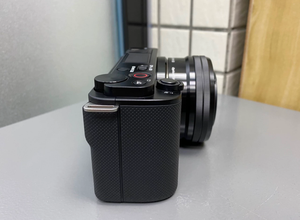Cámara de Vlog Sony ZV-E10 Kit con Lente Intercambiable APS-C, 90% Nueva - Product Image 3