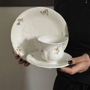 Ensemble <span class=keywords><strong>de</strong></span> soucoupe <span class=keywords><strong>de</strong></span> tasse à café en céramique <span class=keywords><strong>de</strong></span> soulagement rétro <span class=keywords><strong>de</strong></span> Style <span class=keywords><strong>de</strong></span> <span class=keywords><strong>cour</strong></span> française conception mignonne exquise <span class=keywords><strong>de</strong></span> fleur pour le mariage pour le petit déjeuner après-midi - Product Image 6