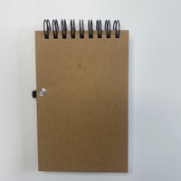 Bloc-notes promotionnel jaune 9*14cm en papier kraft souple avec spirale, impression de logo personnalisée et porte-stylo pour entreprises