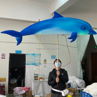 Modèle de poisson gonflable géant suspendu ou ambulant, décoration de dauphin gonflable accrocheuse pour les défilés et les événements