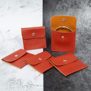 Pochettes de rangement pour bijoux miniatures en cuir PU orange 8x8cm, uniques et abordables, avec bouton pression doré, logo en relief, portables - Product Image 6