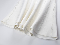 Nouvelle collection Printemps 2026 : Robe trapèze vintage française en nylon antistatique, ornée de strass imitation diamant, texturée verticalement et cintrée à la taille.