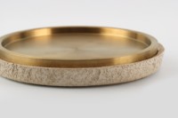 Bandeja Moderna de 2 Niveles de Resina Texturizada y Acero Inoxidable en Tono Latón, Plato Decorativo para Centro de Mesa o Tocador
