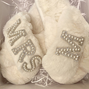 Pantoufles en Fourrure Plates Blanches Personnalisées avec Lettre MRS pour Mariée, Croisées et en Peluche, pour Femmes et Dames - Product Image 6