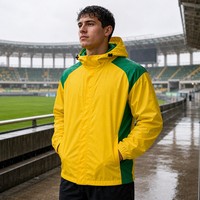 Maßgefertigte Winter-Sportjacke Brasilien Regenjacke Gelb-Grün Wasserdicht 30D Nylon 3000mm Packbar Vorderseitig Bedruckt Fußball-Fan Outdoor