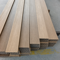 Planches de terrasse en composite bois-plastique (WPC) réversibles bicolores à capuchon, co-extrusion robuste, pour extérieur