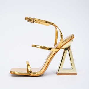 Sandales à talons hauts pour femmes, dorées métallisées, à bout carré, avec talon triangulaire évidé, bride de cheville et bout ouvert, sexy - Product Image 1