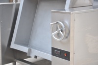 Plaque de cuisson inclinable électrique ou à gaz / Poêle à braiser |   Casserole à fond plat pour une cuisson uniforme, roulettes pour le vidange, couvercle verrouillable