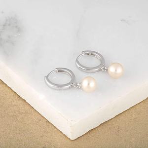 Boucles d'oreilles Huggie en argent 925 avec perles d'eau douce, design classique et moderne, bijoux de mode délicats de haute qualité - Product Image 4