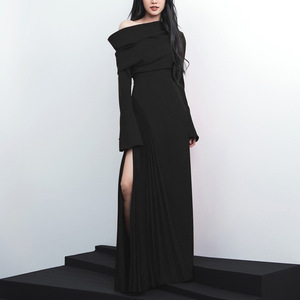 Thanh Lịch Chất Lượng Cao Của Phụ Nữ Buổi Tối Ăn Mặc Với Xếp Chồng Lên Nhau loe Tay Áo Xếp li Slit Biểu Tượng Thời Trang Cổ Điển Trên Phía Trước Sàn Chiều Dài - Product Image 4