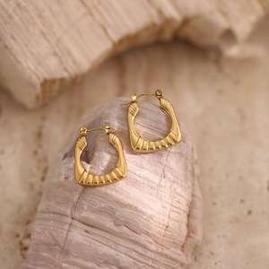 Boucles d'oreilles Huggie Minimalistes Vintage en Acier Inoxydable Texturé, Formes Multiples (Cœur, Étoile, Éventail, C) Anti-allergie, Élégantes pour Femmes de Bureau - Product Image 5