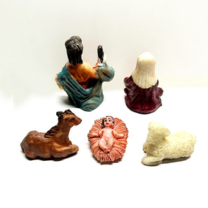 Nouveau <span class=keywords><strong>mini</strong></span> <span class=keywords><strong>crèche</strong></span> <span class=keywords><strong>de</strong></span> <span class=keywords><strong>noël</strong></span> 5 pièces ensemble <span class=keywords><strong>de</strong></span> décoration <span class=keywords><strong>de</strong></span> la maison résine <span class=keywords><strong>noël</strong></span> nativité <span class=keywords><strong>crèche</strong></span> groupe scène ornements sainte famille décoration - Product Image 3