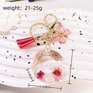 Nouveau porte-clés lettre avec pendentif marguerite rose en fleur séché<span class=keywords><strong>e</strong></span> et époxy cristallin, et pompon papillon, mignon et tendance - Product Image 4