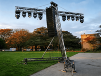 Tour de treillis en aluminium à hauteur réglable pour scène mobile, idéale pour la location d'événements extérieurs et les spectacles