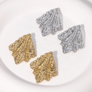 KISSWIFE Boucles d'oreilles plissées <span class=keywords><strong>en</strong></span> acier titane vintage plaqué or Boucles d'oreilles irrégulières <span class=keywords><strong>en</strong></span> acier inoxydable <span class=keywords><strong>pour</strong></span> femmes - Product Image 1