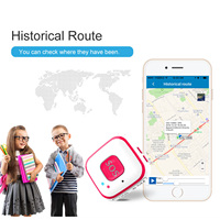 2G Sim Slot Bouton SOS Traqueur GPS en temps réel LBS Geo-Fence App Controlled Traqueur de sécurité en plastique pour enfants âgés avec