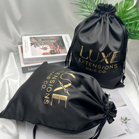 Sac à cordon en satin noir grand format 30*40cm avec logo estampé or pour casquettes de baseball, extensions capillaires, sous-vêtements, perruques et rangement de chaussures