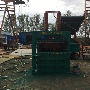 Compacteur de bouteilles en plastique compact hydraulique avec moteur pour bouteilles PET carrées, idéal pour les petits centres de recyclage, haute sécurité - Product Image 3